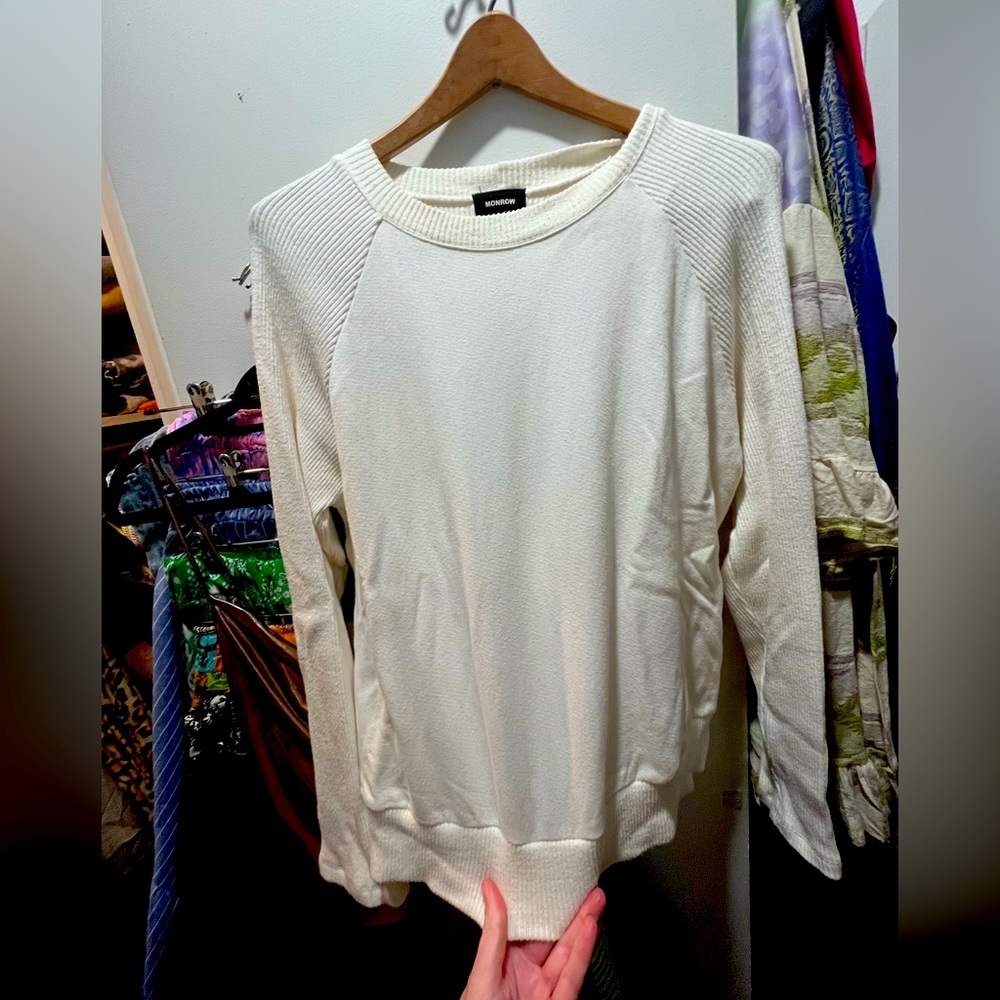 BRAND NEW WITHOUT TAGS..NEVER WORN! WHITE SWEATER/SWEATSHIRT MATERIAL (SIZE L)🤩